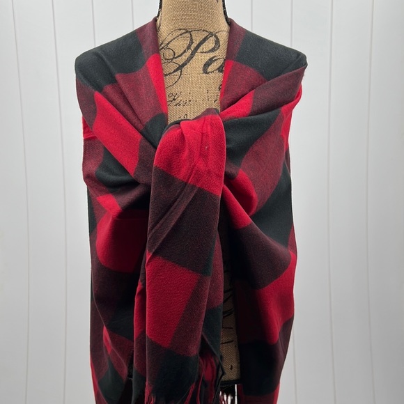 🆕Shawl Ruana Wrap Buffalo Check Black Red Multiple Use Soft One Size - Picture 7 of 7
